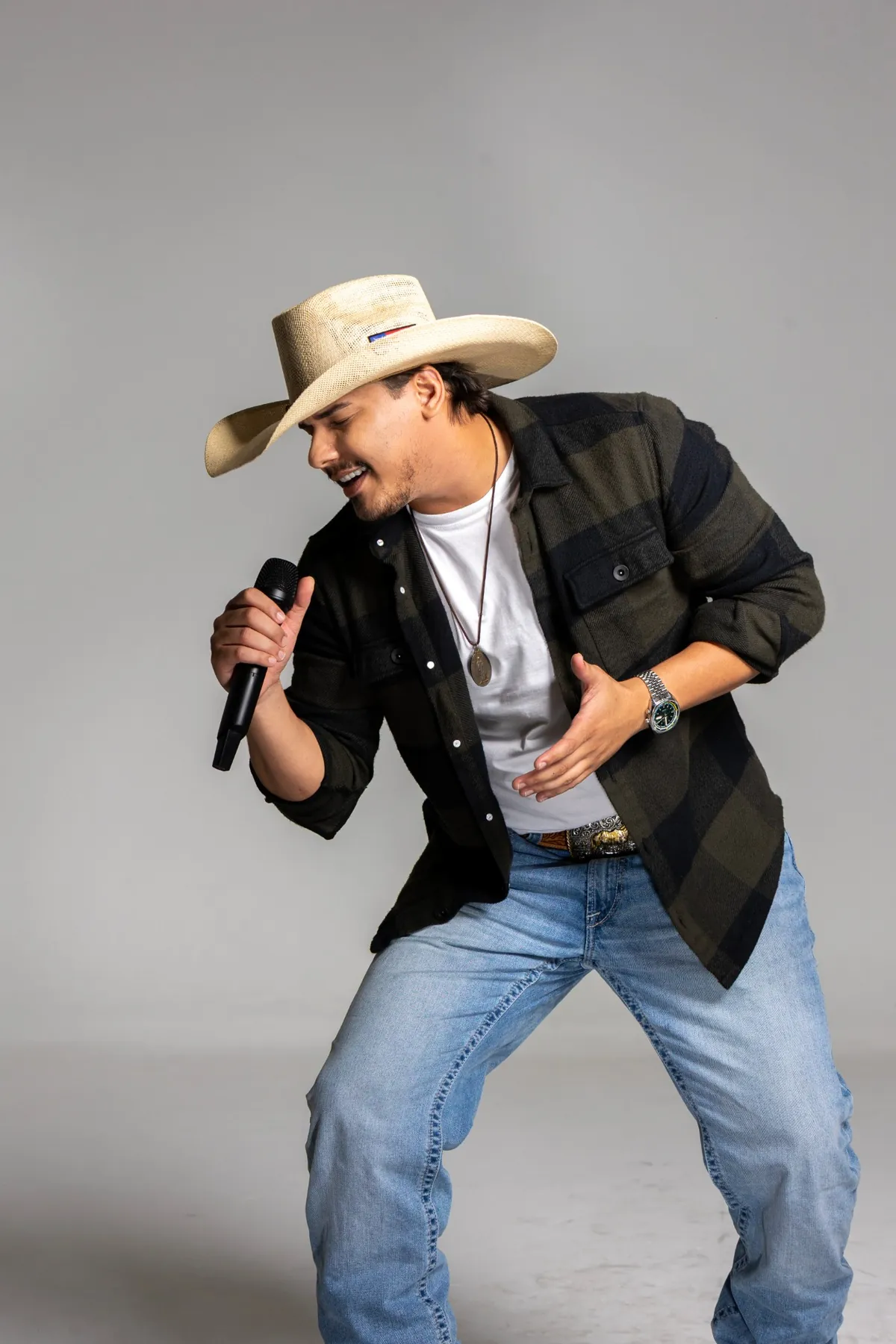 Gustavo Beer cantando com o microfone na mão